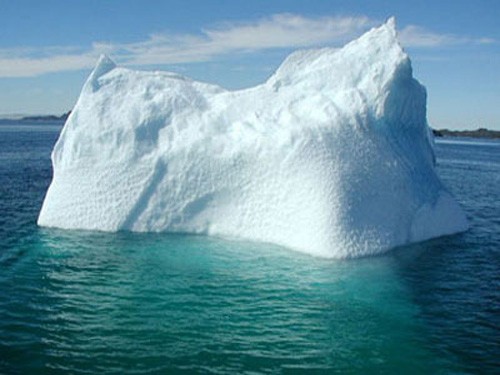Айсберг дрейфует в океане