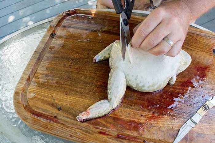 Мясо лягушки под ножом повара