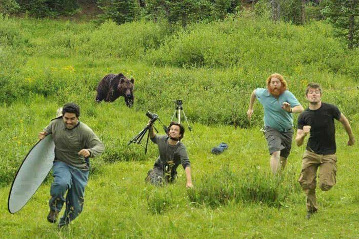 Люди бегут от медведя