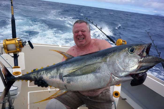 Рыбак поймал желтопёрого тунца